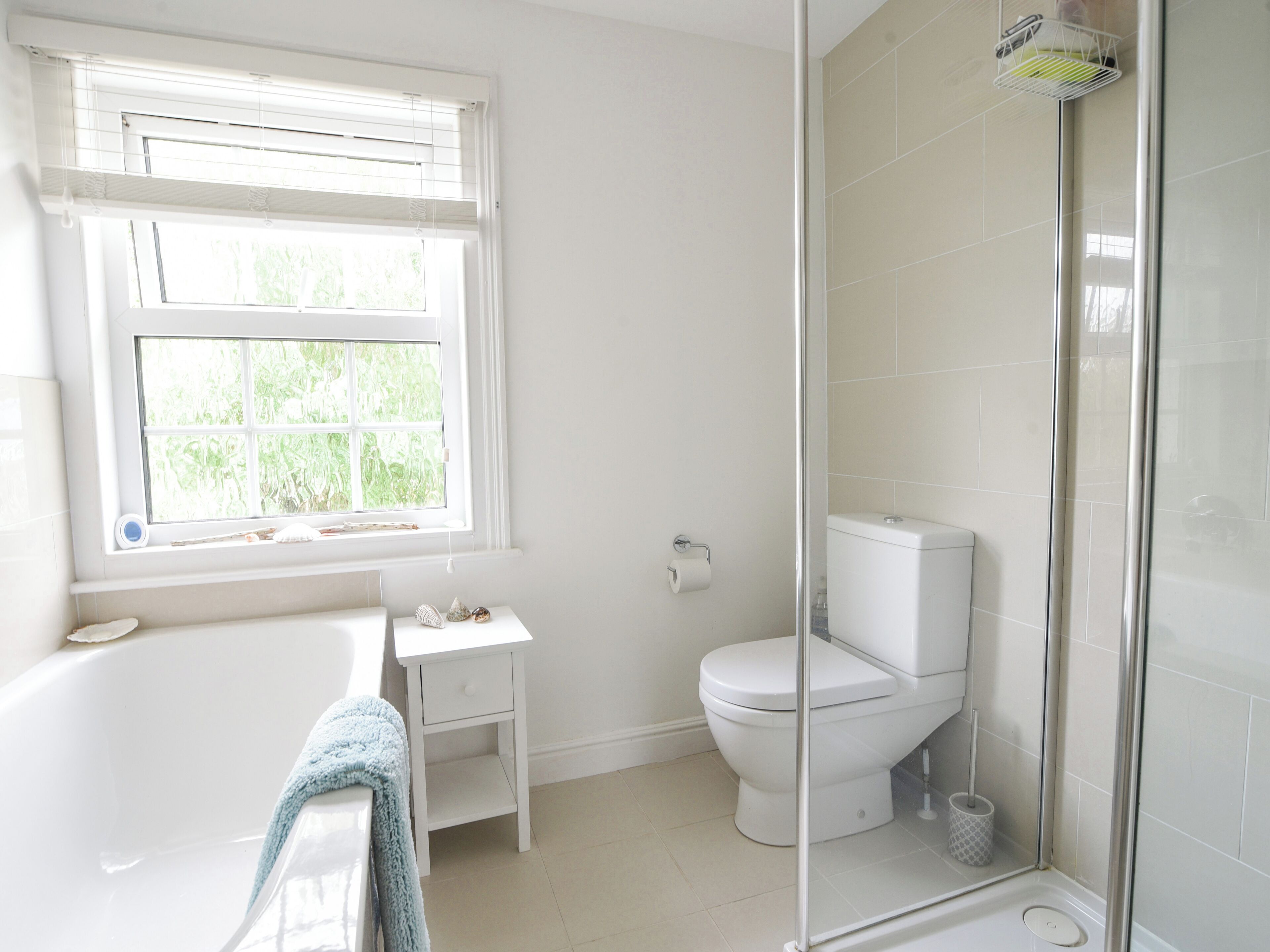 Un baño moderno con bañera, inodoro y ducha.