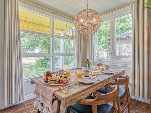 Fully-Equipped Boho Lakeside Cottage with Hot Tub