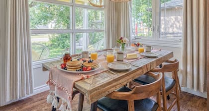 Fully-Equipped Boho Lakeside Cottage with Hot Tub