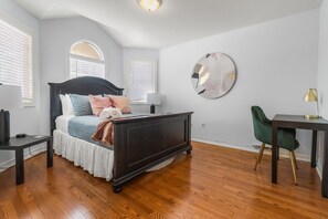 3 bedrooms, desk, iron/ironing board, free WiFi - Wine Country Home - Fire Pavilion & Spa Tub (Niagara on the Lake)