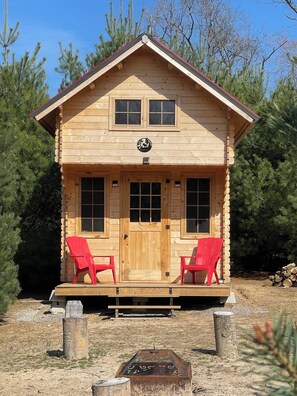 Exterior - Cozy Woodland Bunkie + Outdoor Shower + WiFi (Simcoe)