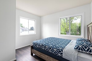 4 bedrooms, iron/ironing board, WiFi, bed sheets