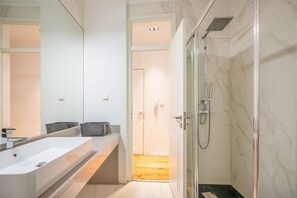 Dusche, Haartrockner, Handtücher, Seife