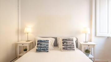 1 bedroom, desk, internet, bed sheets