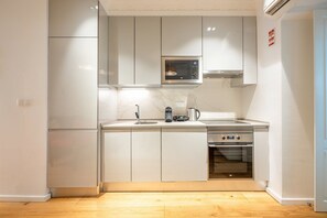 Geladeira, micro-ondas, fogão, lava-louças