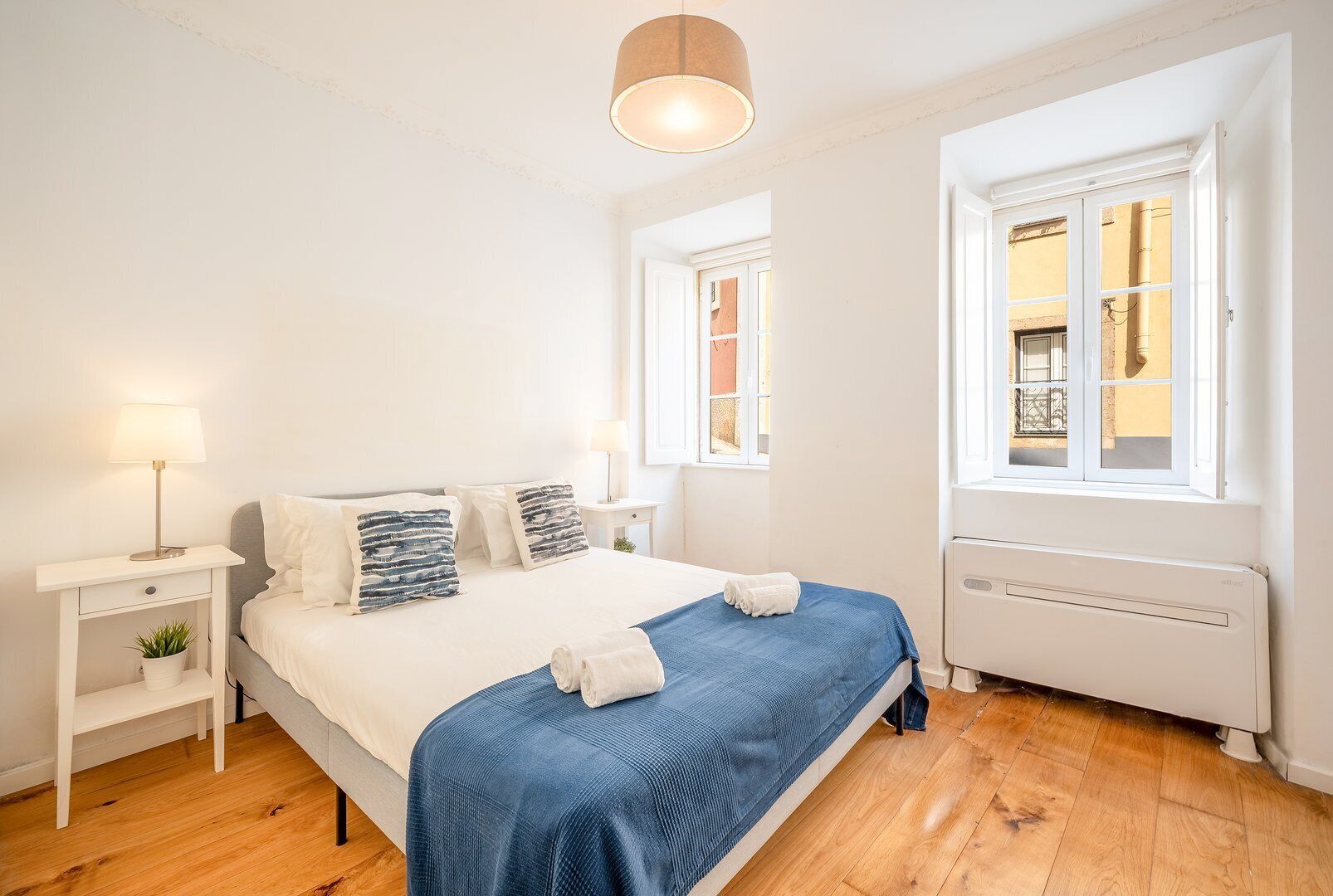 1 bedroom, desk, internet, bed sheets