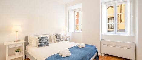 1 bedroom, desk, internet, bed sheets