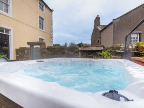 Outdoor spa tub - Abbey Farm House (St Bees)