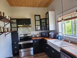 冷蔵庫、電子レンジ、オーブン、コンロ