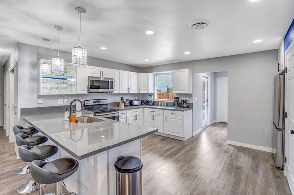 Fridge, microwave, oven, stovetop - Big Groups Retreat: Remodeled, Landscaped, King Beds, Desks, BBQ, Games (North Las Vegas)