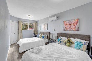 6 bedrooms, iron/ironing board, travel cot, WiFi - Big Groups Retreat: Remodeled, Landscaped, King Beds, Desks, BBQ, Games (North Las Vegas)