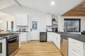 Private kitchen - The Philosophers Playhouse, Pool, Ping Pong, BBQ, Projector, King B, 5 min to DT (Austin)