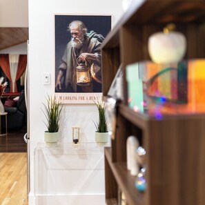 Interior - The Philosophers Playhouse, Pool, Ping Pong, BBQ, Projector, King B, 5 min to DT (Austin)