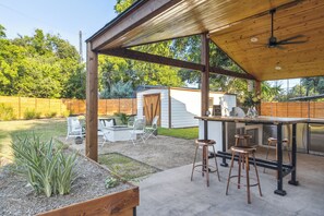 Outdoor dining - The Philosophers Playhouse, Pool, Ping Pong, BBQ, Projector, King B, 5 min to DT (Austin)