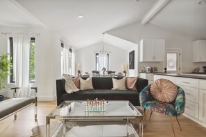 Living area - The Philosophers Playhouse, Pool, Ping Pong, BBQ, Projector, King B, 5 min to DT (Austin)