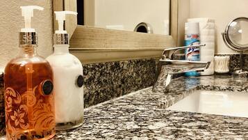 Douche, serviettes fournies, savon, shampoing