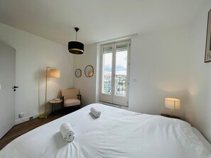 2 bedrooms, internet, bed sheets