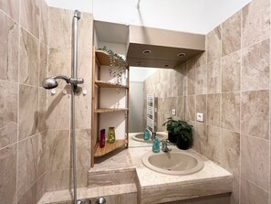 Bathtub, towels - L'horizon - Spacieux et idyllique t3 (Poitiers)