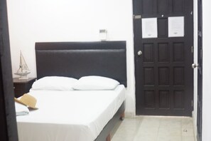 Ropa de cama de alta calidad, minibar y tabla de planchar con plancha 