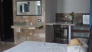 Suite estudio ejecutiva | Ropa de cama de alta calidad, minibar y tabla de planchar con plancha