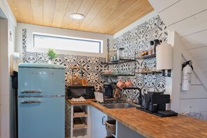 Kühlschrank, Mikrowelle, Wasserkocher mit Kaffee-/Teezubehör, Toaster