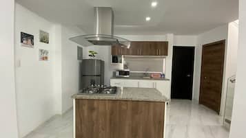 Refrigerador, microondas, placa de cocina, cafetera/tetera