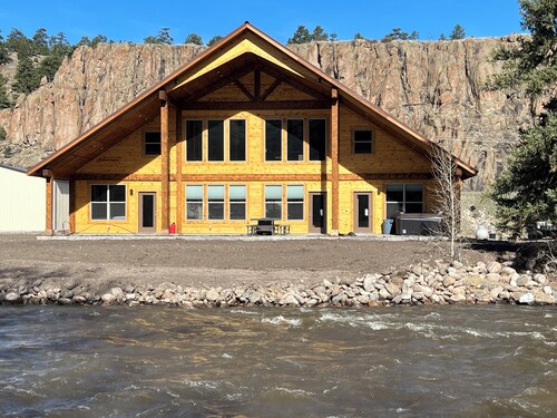 Cabin on the river, close to Wolf Creek Ski Area & Rio Grande National Forest.