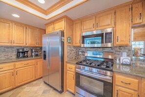 Private kitchen - Stony Creek Cabin (Big Bear Lake)