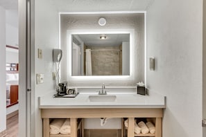 Combined shower/tub, rainfall showerhead, free toiletries, hair dryer