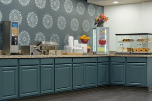 Free daily buffet breakfast - Suburban Studios Salt Lake City Airport (Salt Lake City)