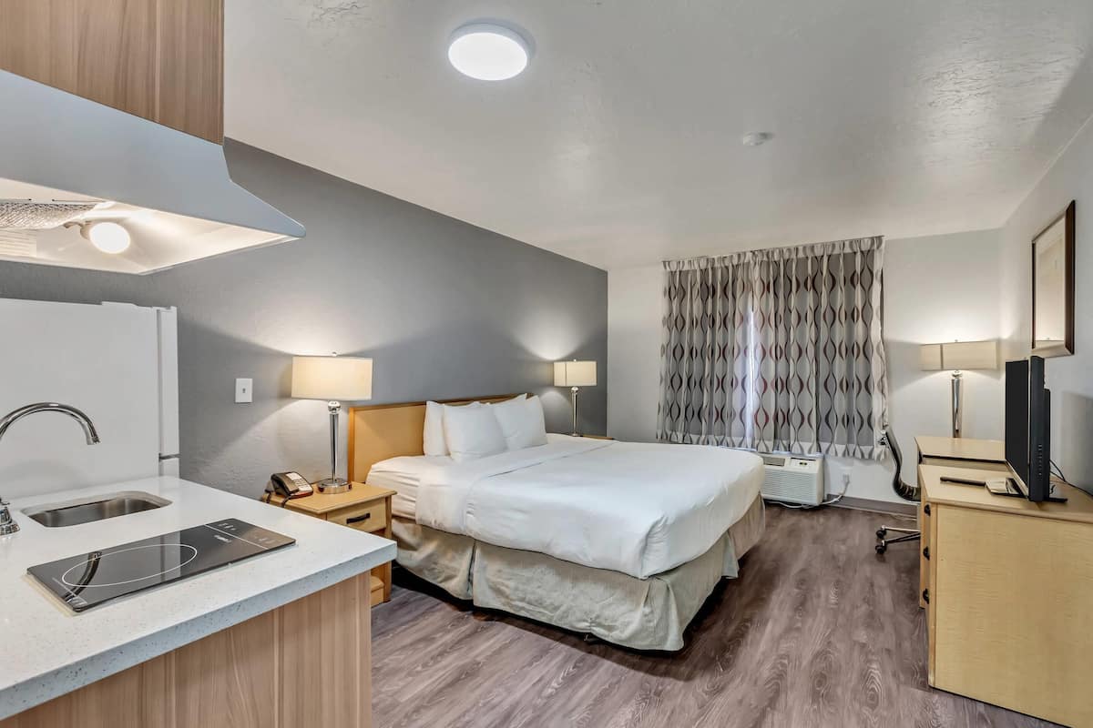 1 bedroom, individually decorated, individually furnished, desk