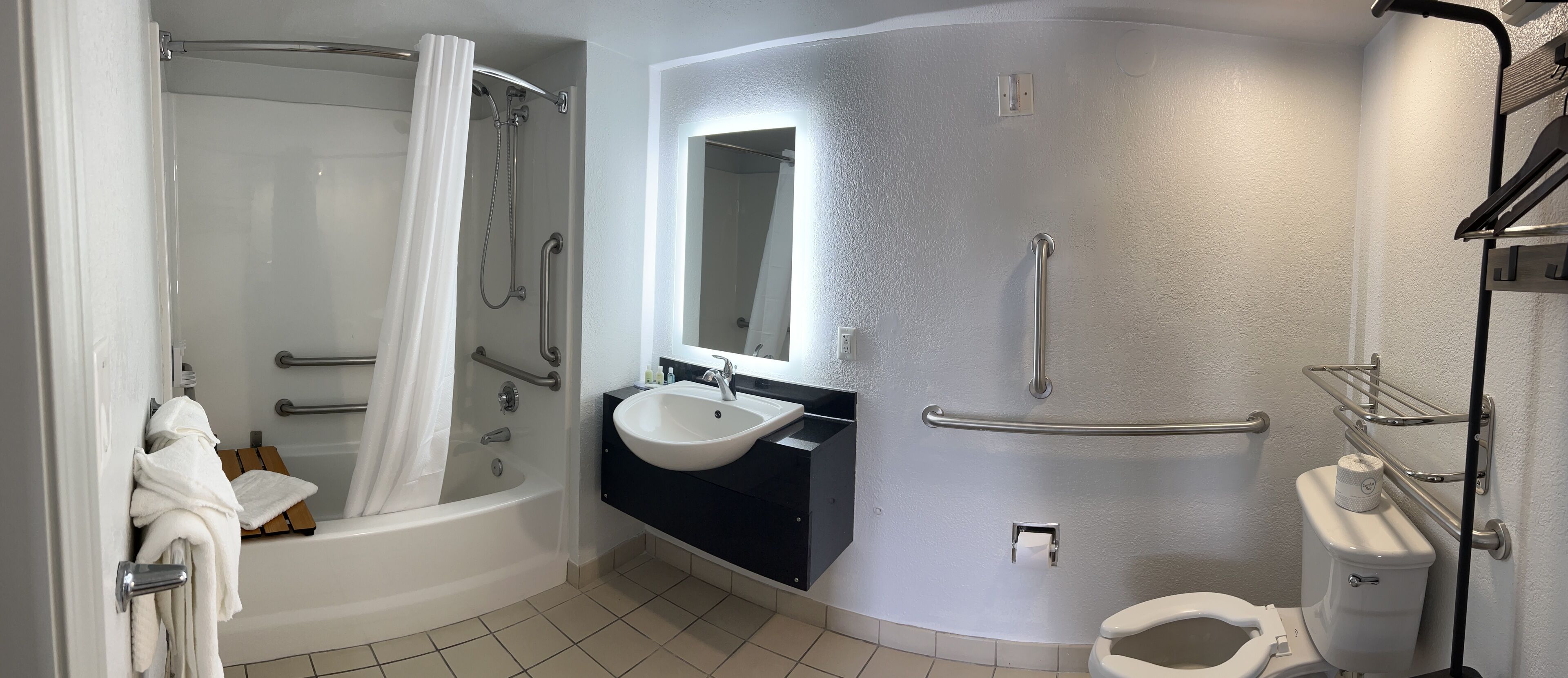 Un bagno moderno con una vasca, un lavandino, un water e una doccia.