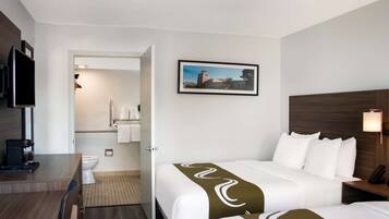 Muebles diferentes, escritorio y espacio para trabajar con laptop