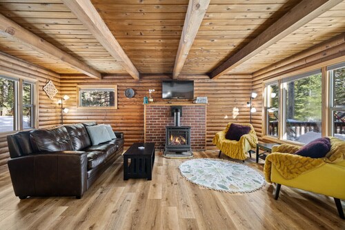 Adorable Cabin 5-min walk to beach! Dog friendly!