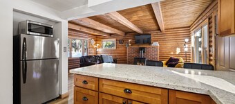 Adorable Cabin 5-min walk to beach! Dog friendly!