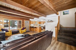 TV, fireplace - Adorable Cabin 5-min walk to beach! Dog friendly! (Tahoe Vista)