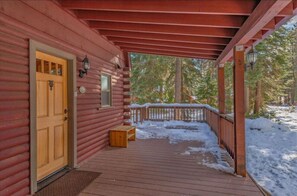 Terrace/patio - Adorable Cabin 5-min walk to beach! Dog friendly! (Tahoe Vista)