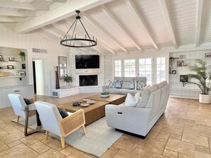 Smart-TV, Kamin, Tischtennisplatte, Bücher