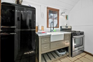 كابينة بتجهيزات أساسية | مطبخ خاص | غسالة أطباق، مستلزمات طهي/أطباق/أوعية