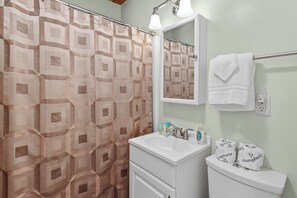 Basic Cabin | Bathroom