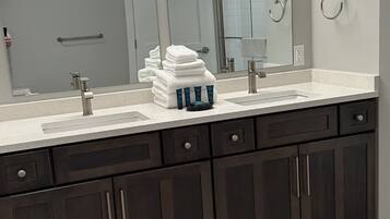 Douche, serviettes fournies, savon, shampoing