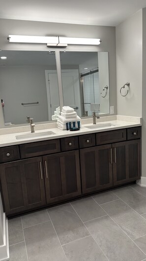 Dusche, Handtücher, Seife, Shampoo