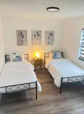 3 quartos, cofres nos quartos, ferros/tábuas de passar roupa