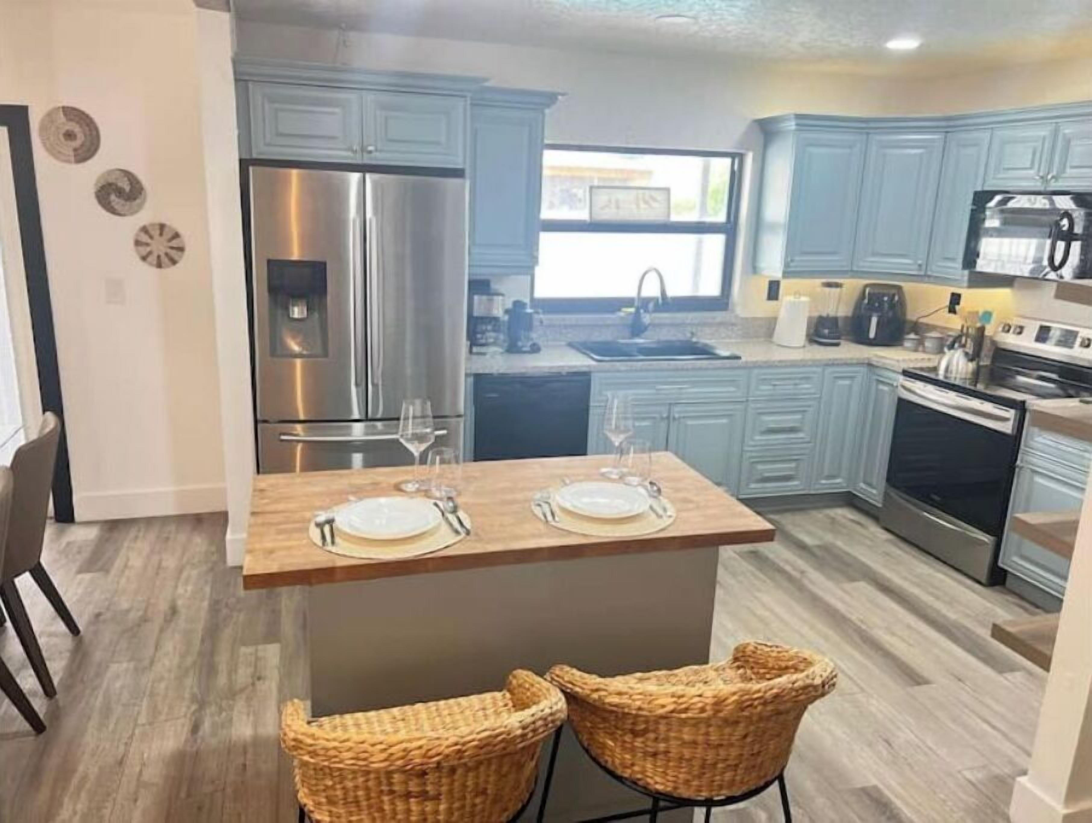 Refrigerador, microondas, horno y parrilla de estufa 