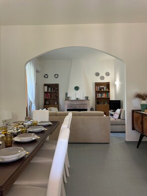 Dining - Independent villa within walking distance of the sea. (Quartu Sant'Elena)