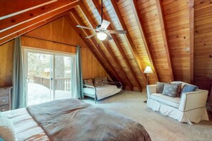 3 habitaciones, escritorio y tabla de planchar con plancha