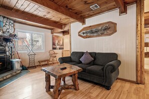 Basic Cabin | Living area - Stonehouse Retreat (Sugarloaf)