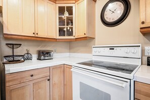 Basic Cabin | Private kitchen | Electric kettle, toaster, paper towels - Stonehouse Retreat (Sugarloaf)