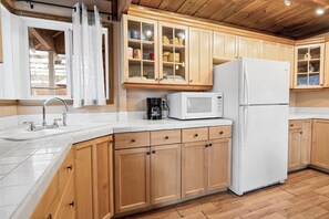 Private kitchen - Stonehouse Retreat (Sugarloaf)