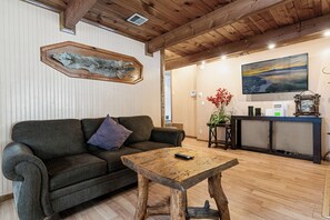 Basic Cabin | Living area - Stonehouse Retreat (Sugarloaf)